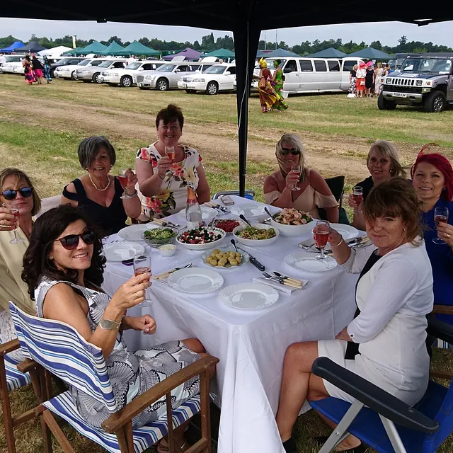 Women that arrived at the races in style